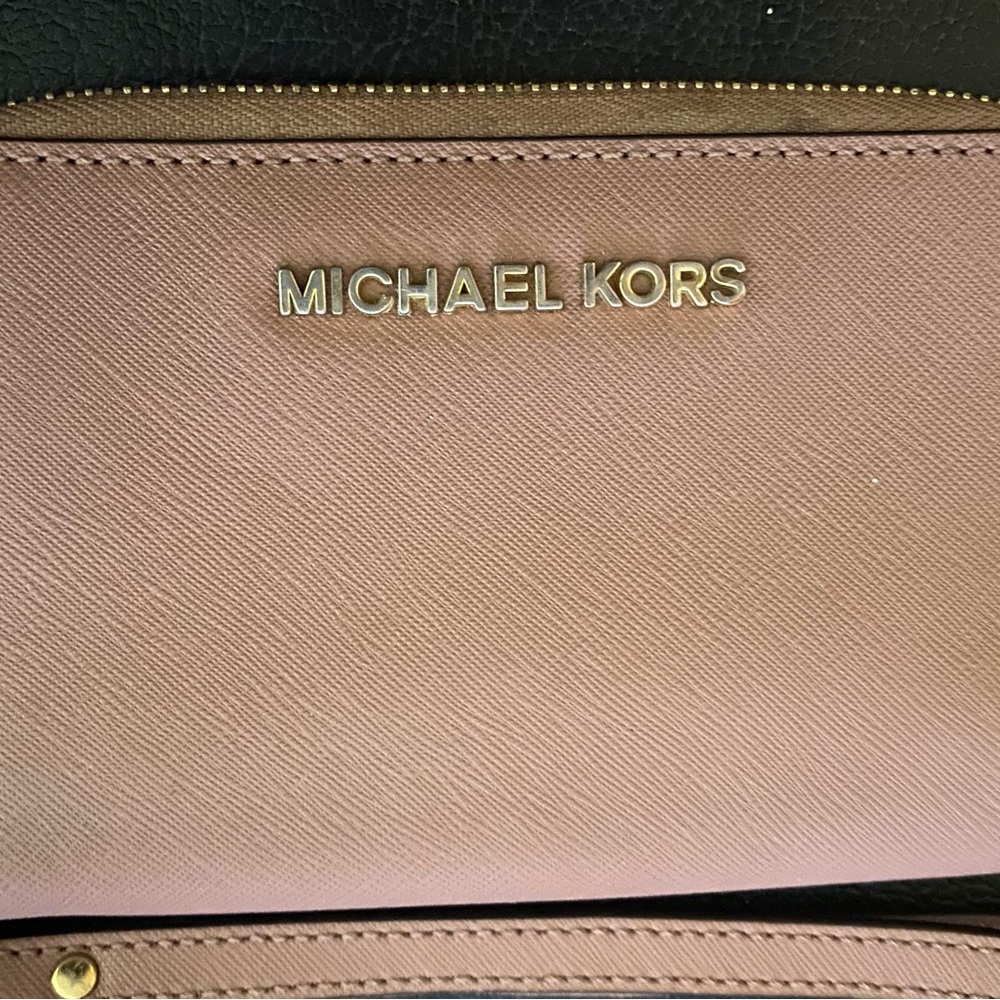 Michael Kors Carmel Brown Wristlet in very good condition - Picture 1 of 5